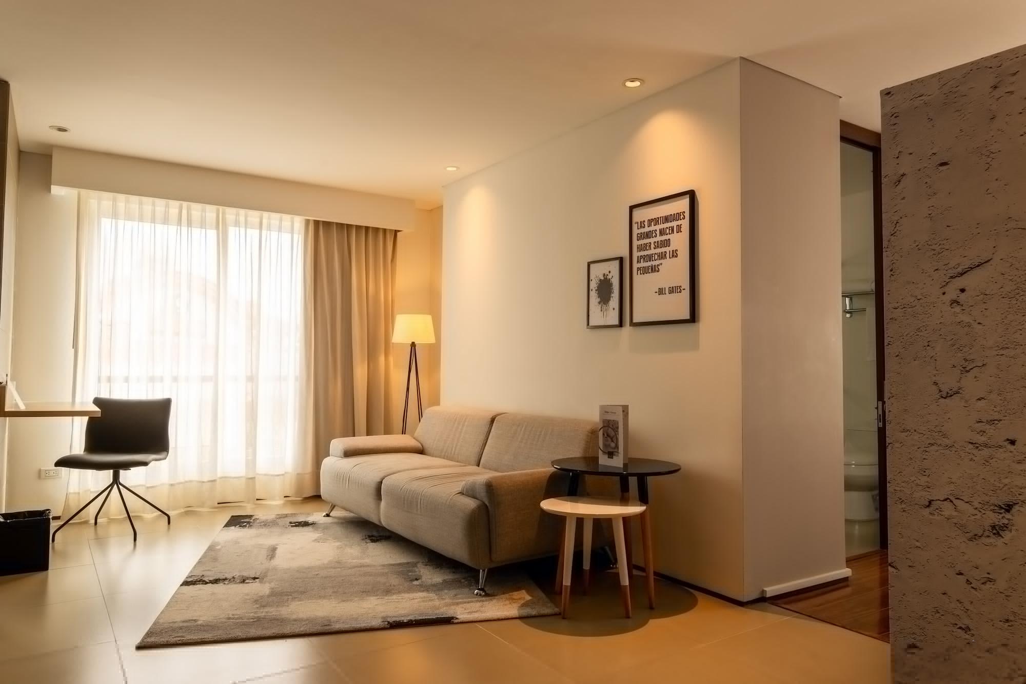 Quo Quality Hotel Manizales Exterior foto A living room with a sofa