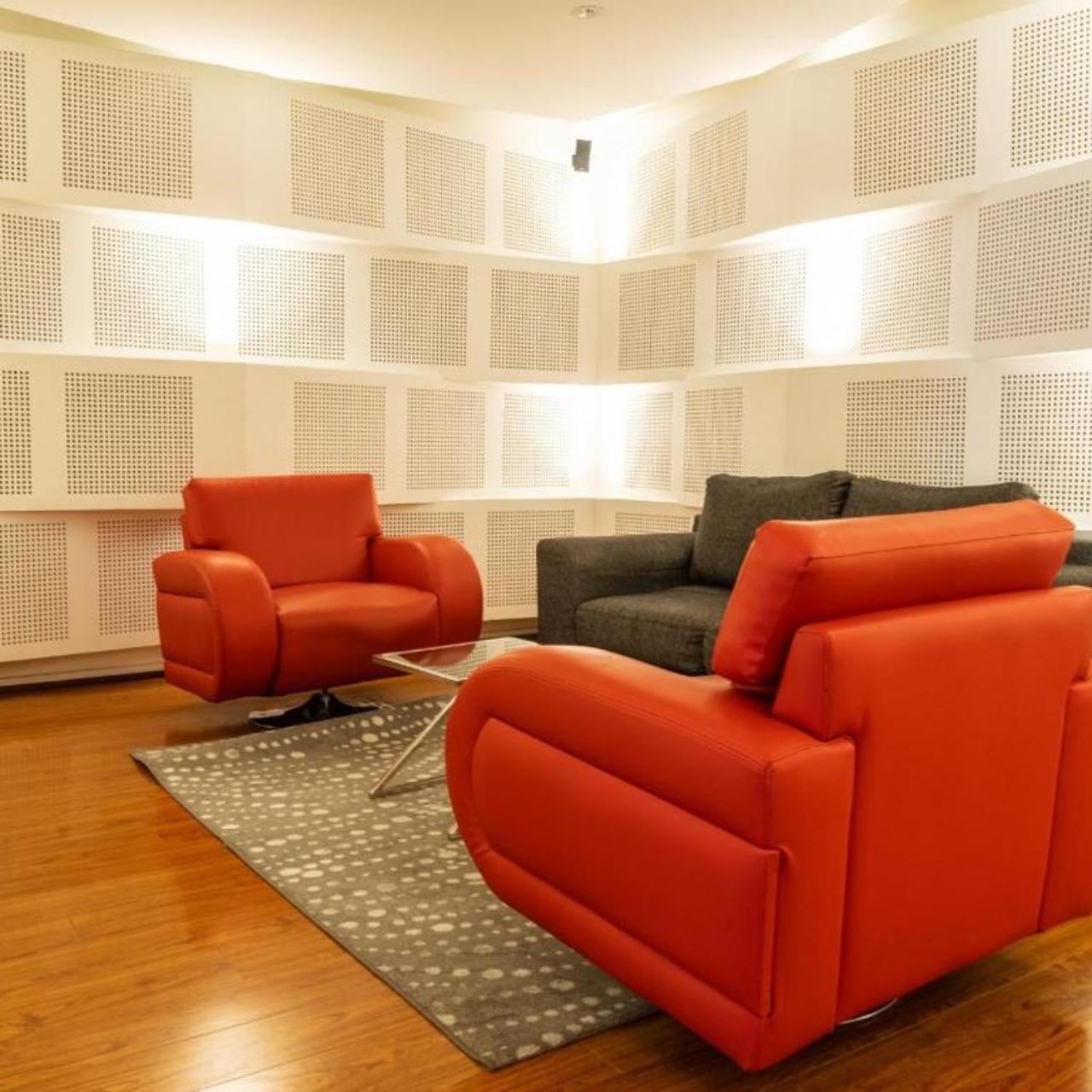Quo Quality Hotel Manizales Exterior foto A room with sound absorbing wall panels