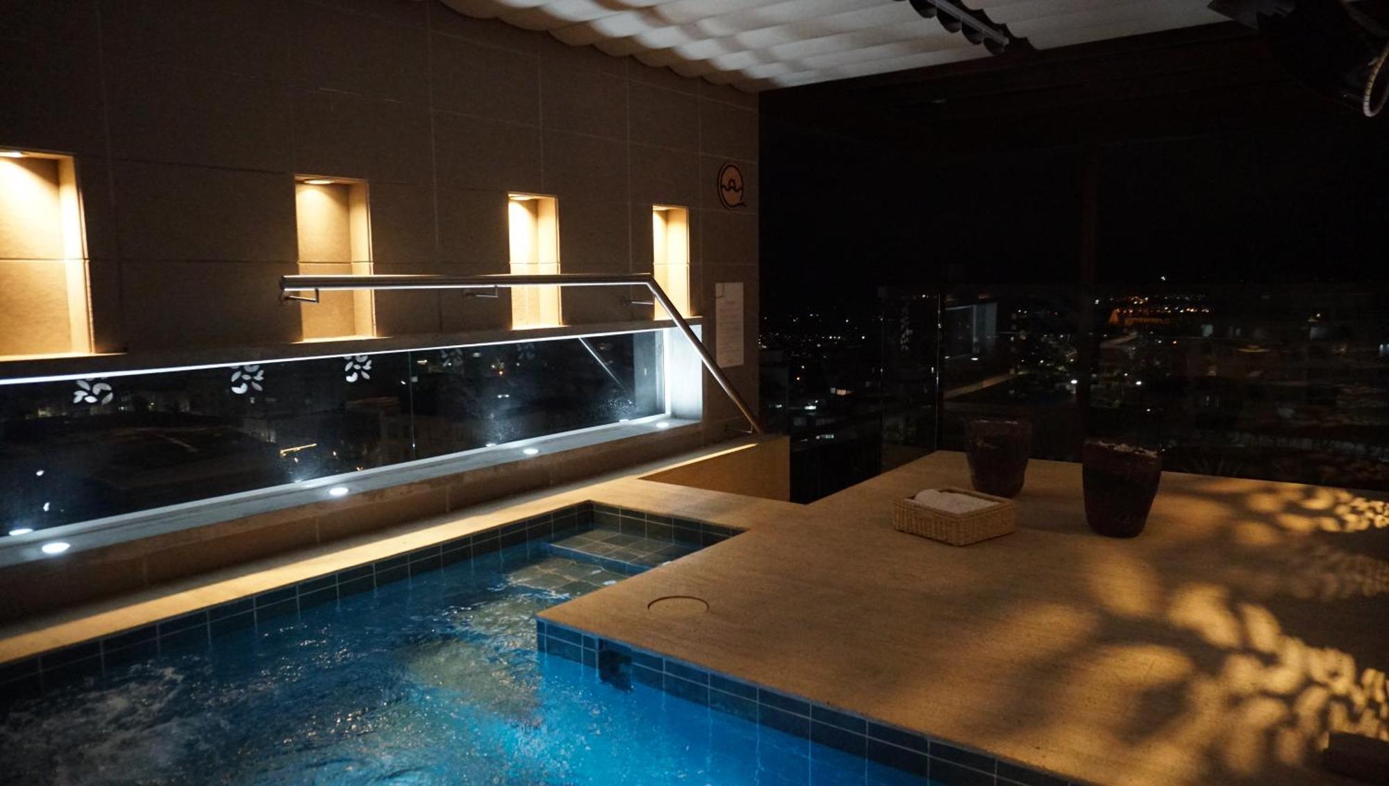 Quo Quality Hotel Manizales Exterior foto The rooftop pool at the hotel