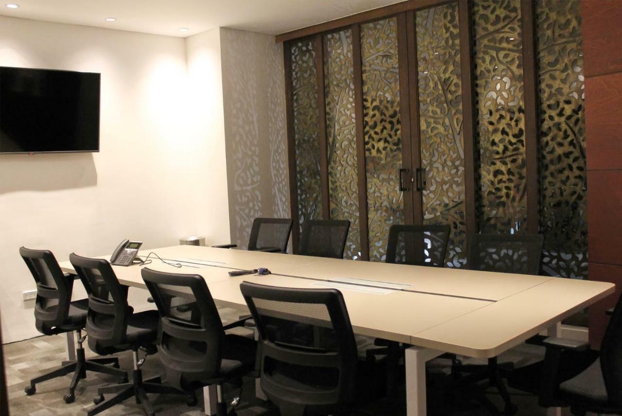 Quo Quality Hotel Manizales Exterior foto A meeting room at the headquarters of the National University of Ireland, Galway