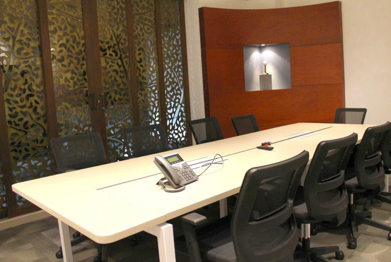 Quo Quality Hotel Manizales Exterior foto A conference room equipped with a videoconferencing system