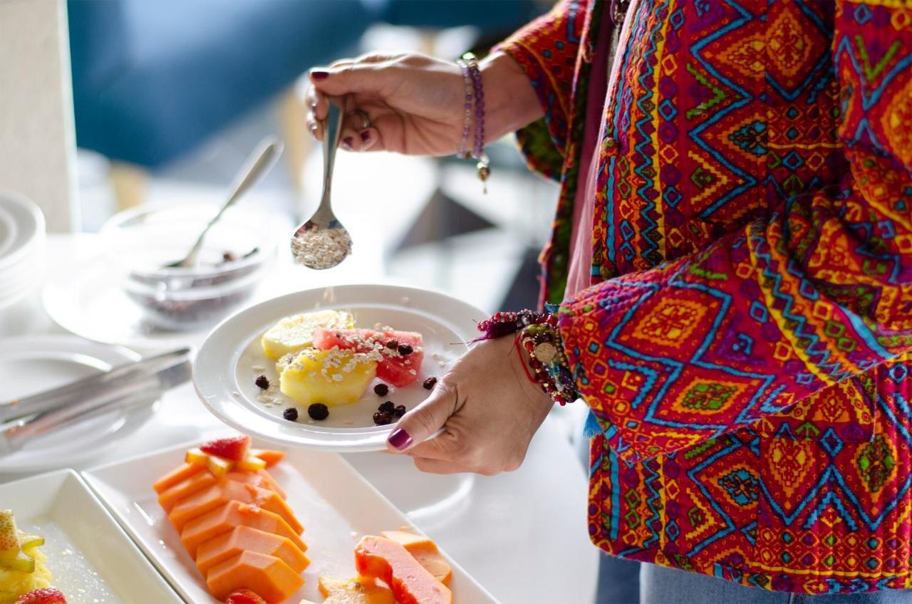 Quo Quality Hotel Manizales Exterior foto A woman using a spoon